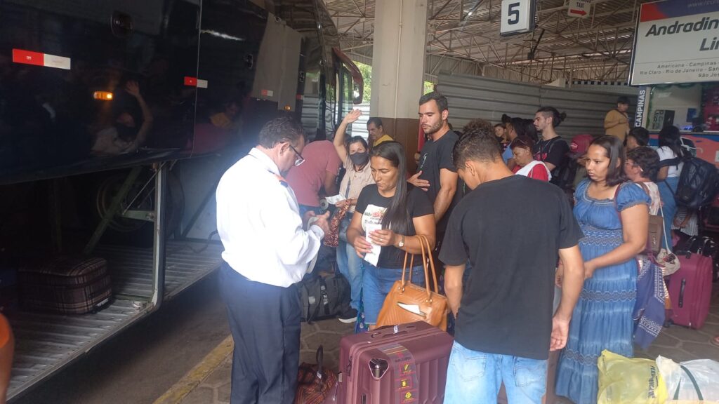 Movimento na rodoviária de Três Lagoas cresce até 60% no fim de ano e reforça clima de despedidas e reencontros