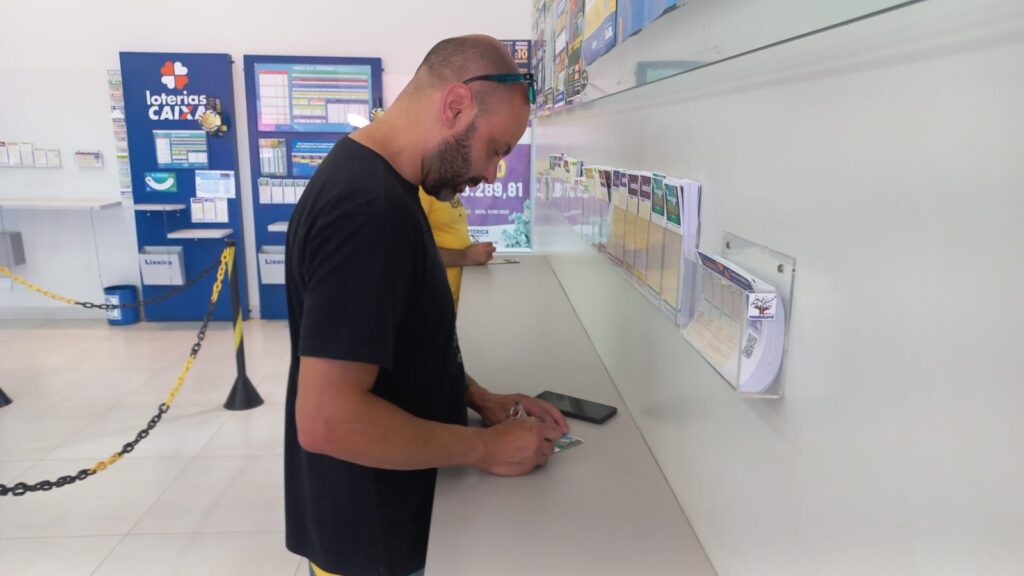 Filas enormes, esperança renovada e o sonho do bilhão: Mega da Virada lota lotéricas em Três Lagoas