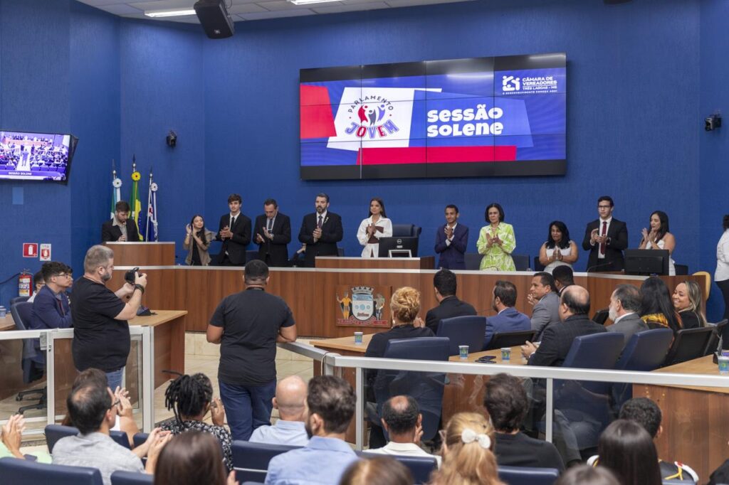 Primeira edição do Parlamento Jovem de Três Lagoas é encerrada com sessão solene e homenagens