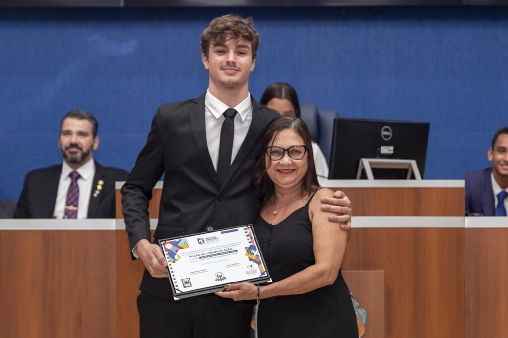 Primeira edição do Parlamento Jovem de Três Lagoas é encerrada com sessão solene e homenagens