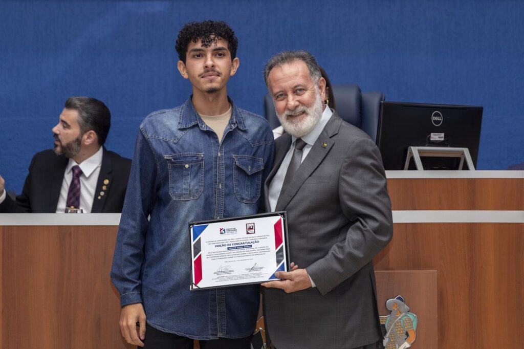 Primeira edição do Parlamento Jovem de Três Lagoas é encerrada com sessão solene e homenagens