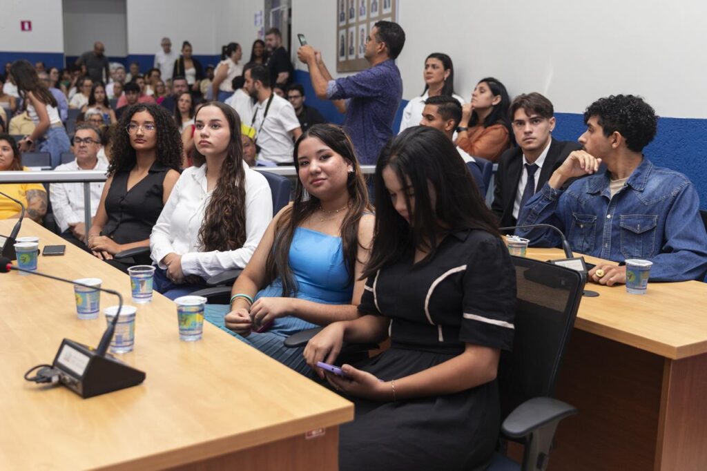 Primeira edição do Parlamento Jovem de Três Lagoas é encerrada com sessão solene e homenagens