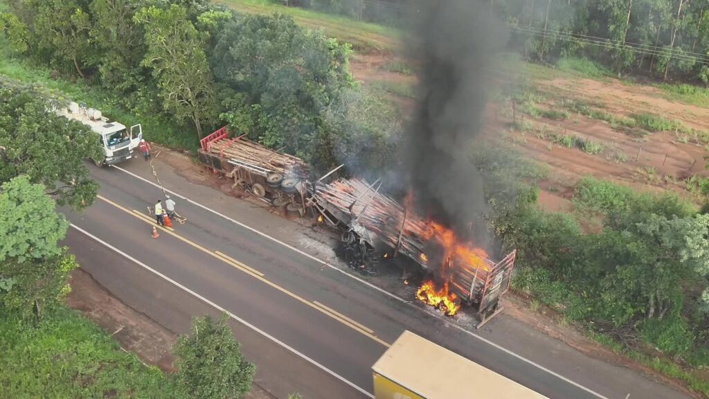Carreta com carga de eucalipto é atingida por incêndio na BR-262, em Ribas do Rio Pardo