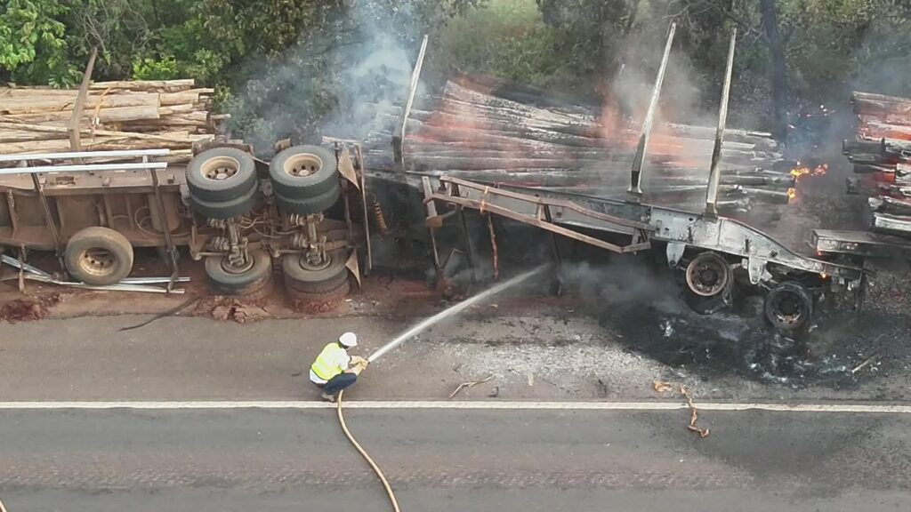 Carreta com carga de eucalipto é atingida por incêndio na BR-262, em Ribas do Rio Pardo