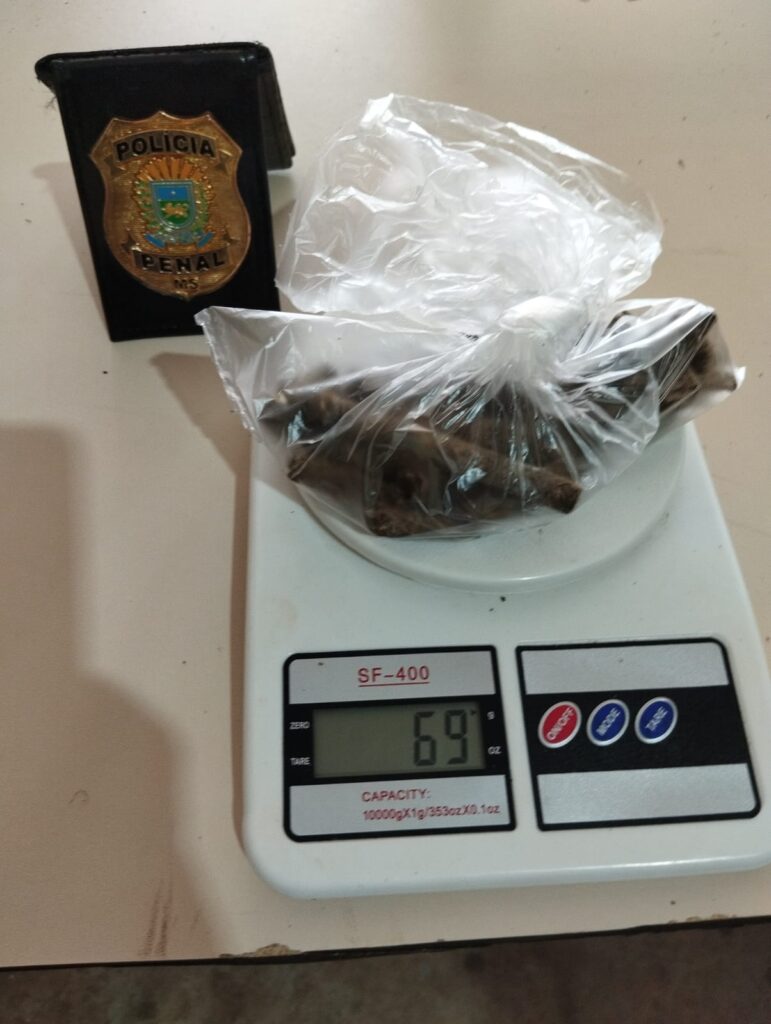 Mulher é presa ao tentar entrar com maconha escondida em cabo de vassoura no presídio de Três Lagoas Mulher é presa ao tentar entrar com maconha escondida em cabo de vassoura no presídio de Três Lagoas