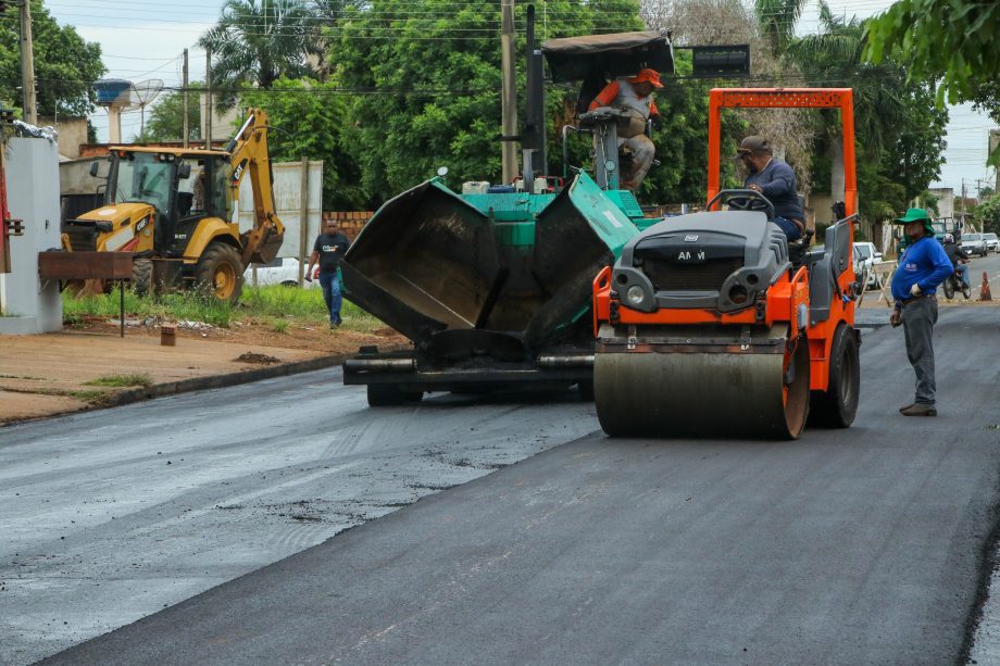Prefeitura de Três Lagoas realiza recapeamento da rua Rafael de Haro Prefeitura de Três Lagoas realiza recapeamento da rua Rafael de Haro