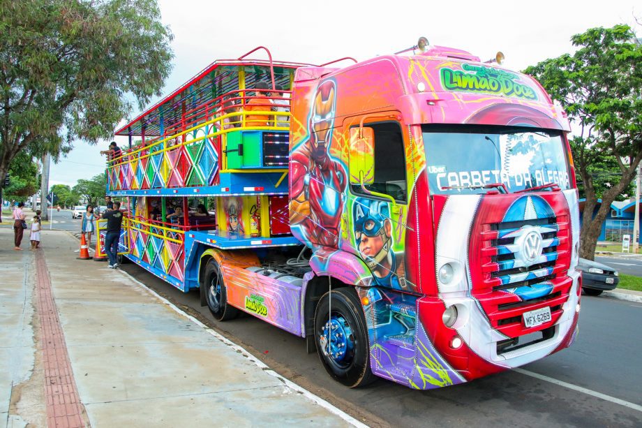 Carreta da Alegria realiza passeio solidário e arrecada aproximadamente 830 kg de alimentos para entidades de Três Lagoas