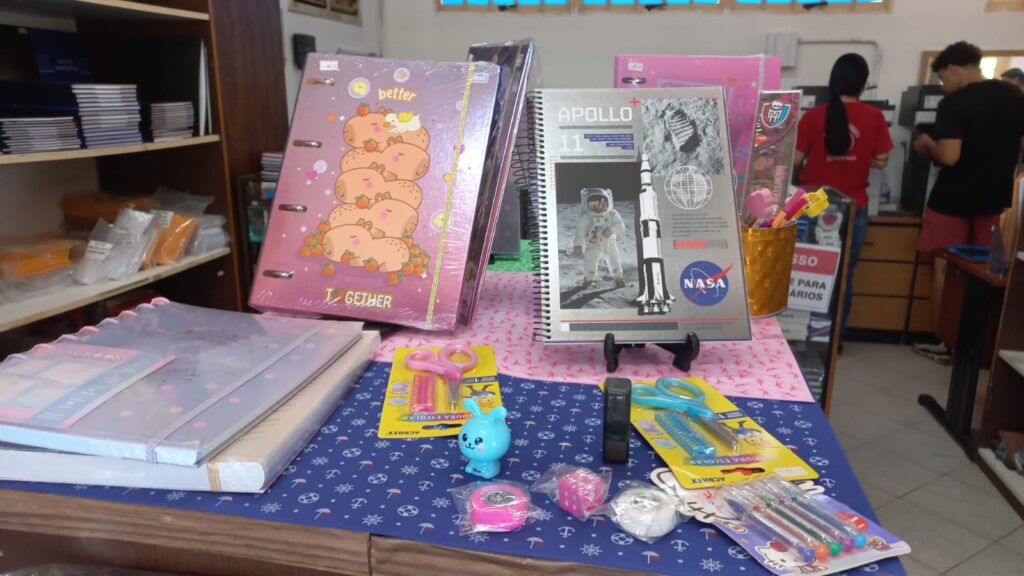 Em Três Lagoas volta às aulas aquece comércio, mas materiais escolares mantêm preços estáveis Em Três Lagoas volta às aulas aquece comércio, mas materiais escolares mantêm preços estáveis