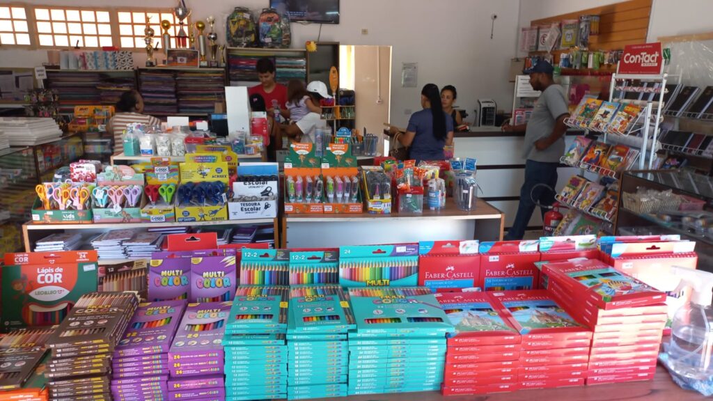 Em Três Lagoas volta às aulas aquece comércio, mas materiais escolares mantêm preços estáveis Em Três Lagoas volta às aulas aquece comércio, mas materiais escolares mantêm preços estáveis