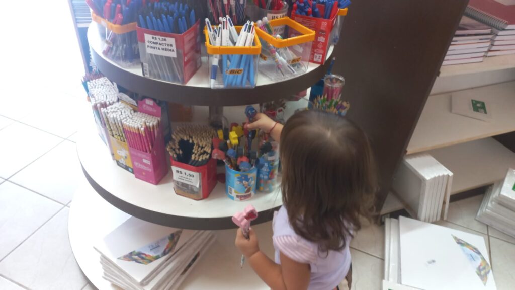 Em Três Lagoas volta às aulas aquece comércio, mas materiais escolares mantêm preços estáveis Em Três Lagoas volta às aulas aquece comércio, mas materiais escolares mantêm preços estáveis