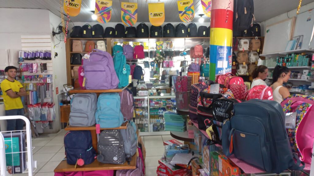 Em Três Lagoas volta às aulas aquece comércio, mas materiais escolares mantêm preços estáveis Em Três Lagoas volta às aulas aquece comércio, mas materiais escolares mantêm preços estáveis