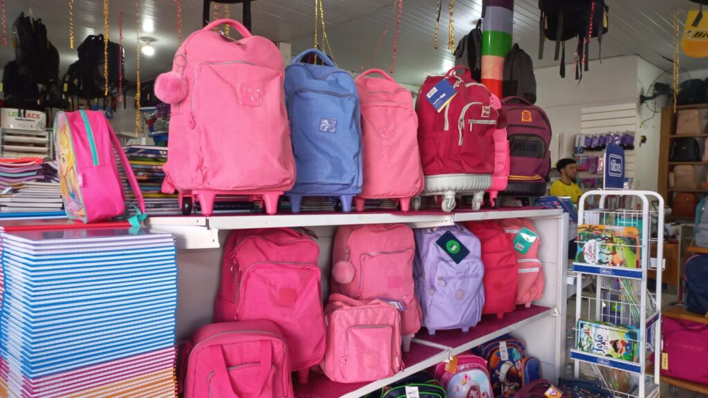 Em Três Lagoas volta às aulas aquece comércio, mas materiais escolares mantêm preços estáveis Em Três Lagoas volta às aulas aquece comércio, mas materiais escolares mantêm preços estáveis