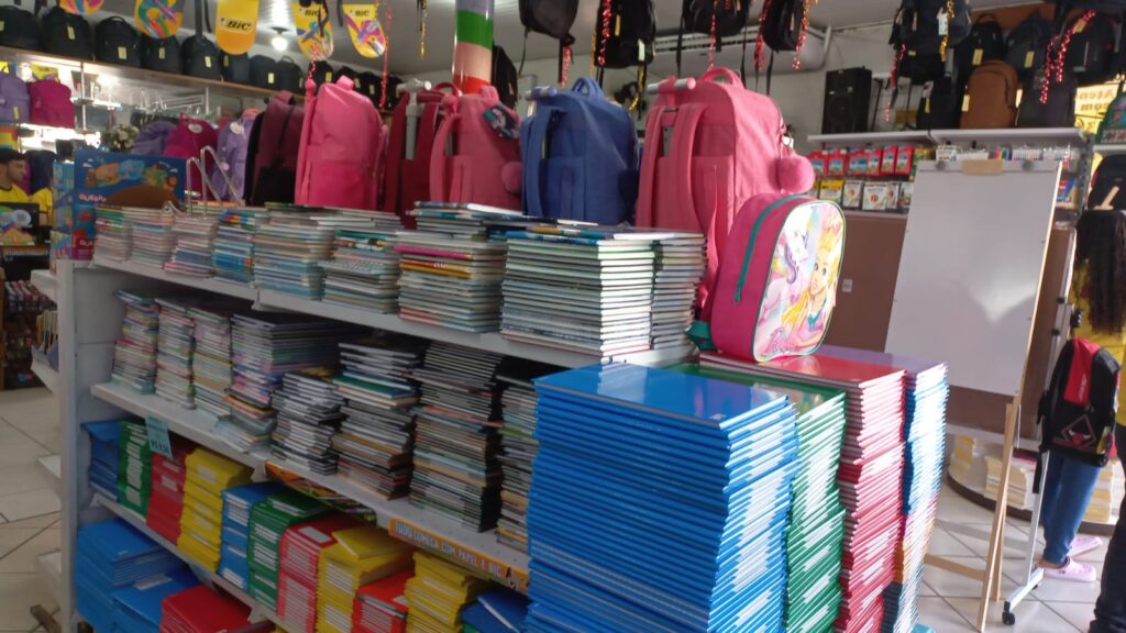 Em Três Lagoas volta às aulas aquece comércio, mas materiais escolares mantêm preços estáveis Em Três Lagoas volta às aulas aquece comércio, mas materiais escolares mantêm preços estáveis