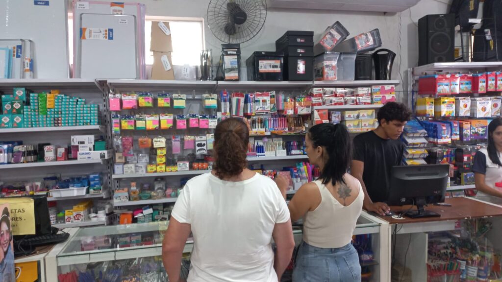 Em Três Lagoas volta às aulas aquece comércio, mas materiais escolares mantêm preços estáveis Em Três Lagoas volta às aulas aquece comércio, mas materiais escolares mantêm preços estáveis