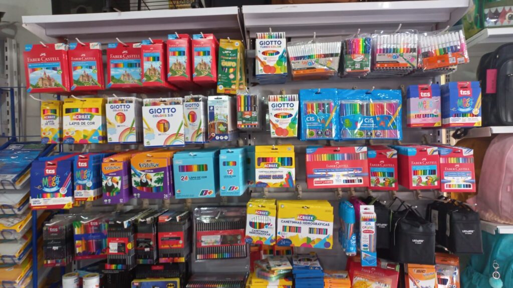 Em Três Lagoas volta às aulas aquece comércio, mas materiais escolares mantêm preços estáveis Em Três Lagoas volta às aulas aquece comércio, mas materiais escolares mantêm preços estáveis