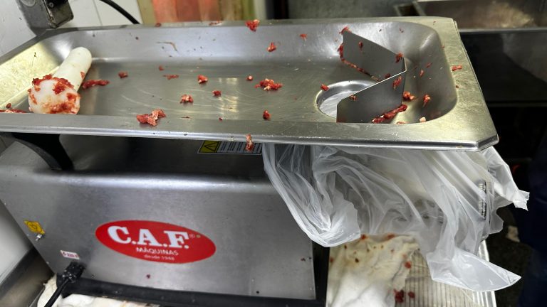 Polícia Civil apreende mais de 2 toneladas de carnes impróprias para o consumo em Campo Grande