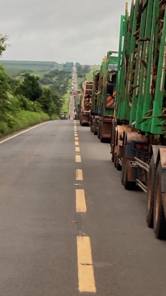 Acidente com três caminhões interdita totalmente a MS-395