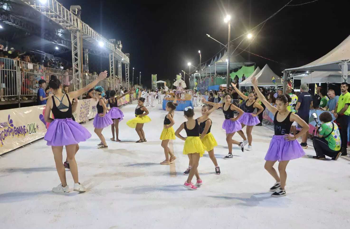 Primeira noite de desfile mistura homenagem, resistência e fantasia em Campo Grande Primeira noite de desfile mistura homenagem, resistência e fantasia em Campo Grande