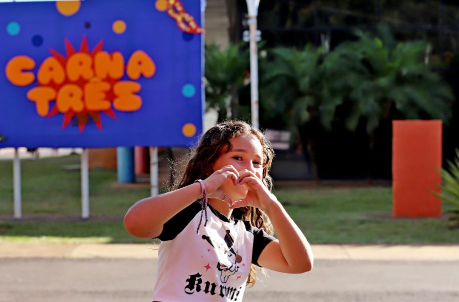 CarnaTrês 2026 encerra com festa, brilho dos blocos e avenida lotada em Três Lagoas CarnaTrês 2026 encerra com festa, brilho dos blocos e avenida lotada em Três Lagoas