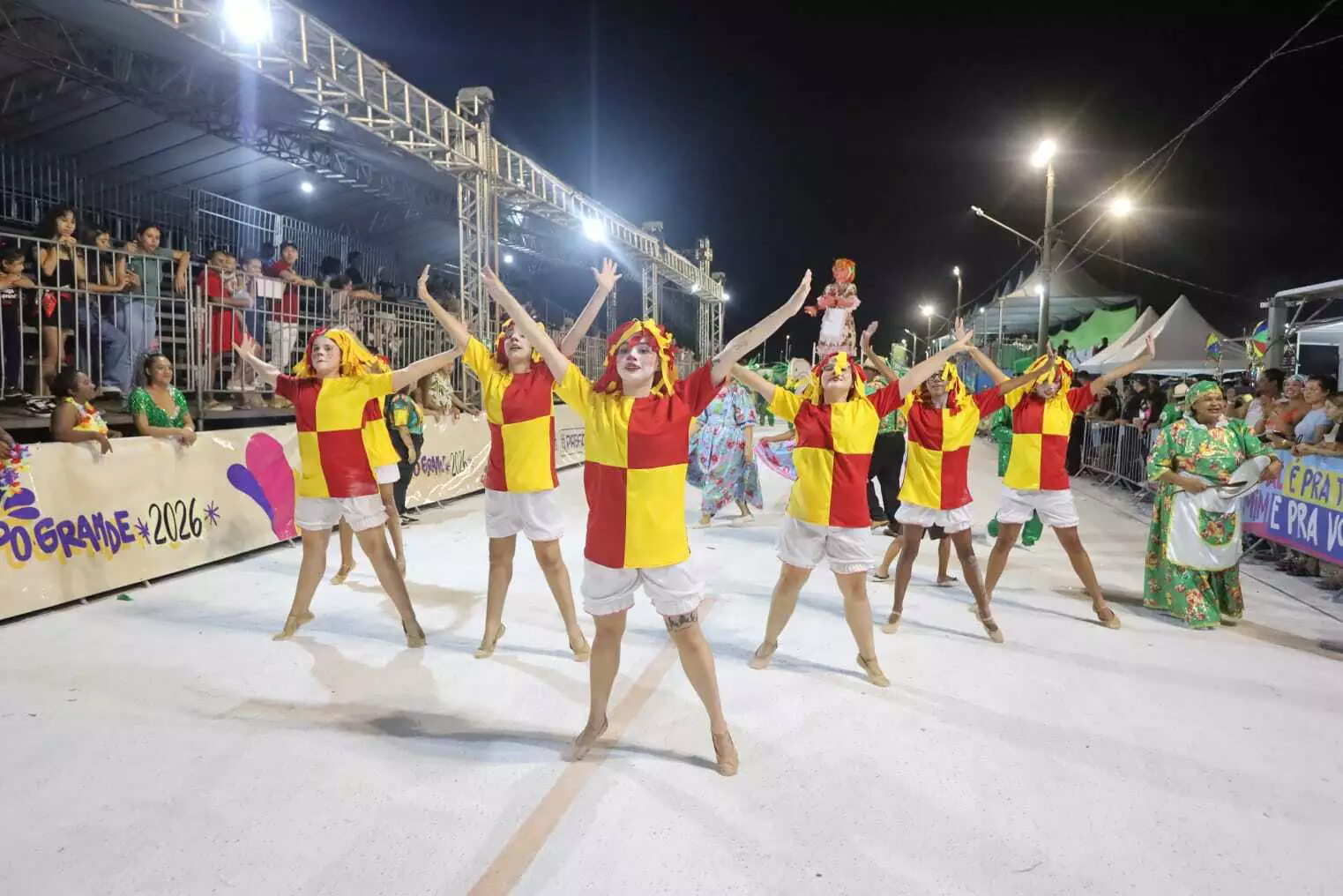 Primeira noite de desfile mistura homenagem, resistência e fantasia em Campo Grande Primeira noite de desfile mistura homenagem, resistência e fantasia em Campo Grande