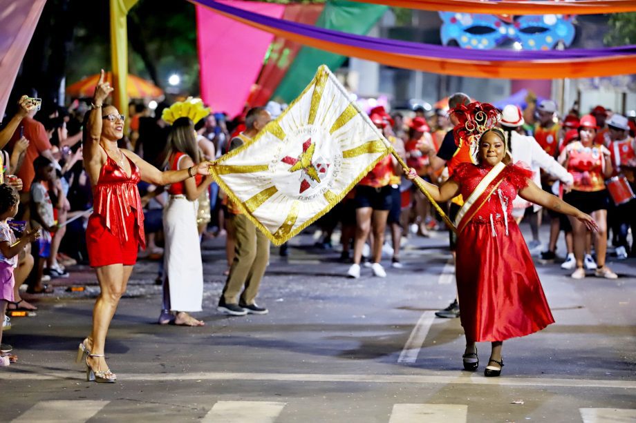 CarnaTrês 2026 encerra com festa, brilho dos blocos e avenida lotada em Três Lagoas CarnaTrês 2026 encerra com festa, brilho dos blocos e avenida lotada em Três Lagoas
