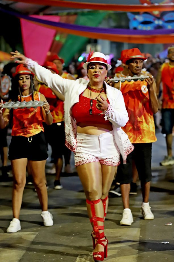 CarnaTrês 2026 encerra com festa, brilho dos blocos e avenida lotada em Três Lagoas CarnaTrês 2026 encerra com festa, brilho dos blocos e avenida lotada em Três Lagoas