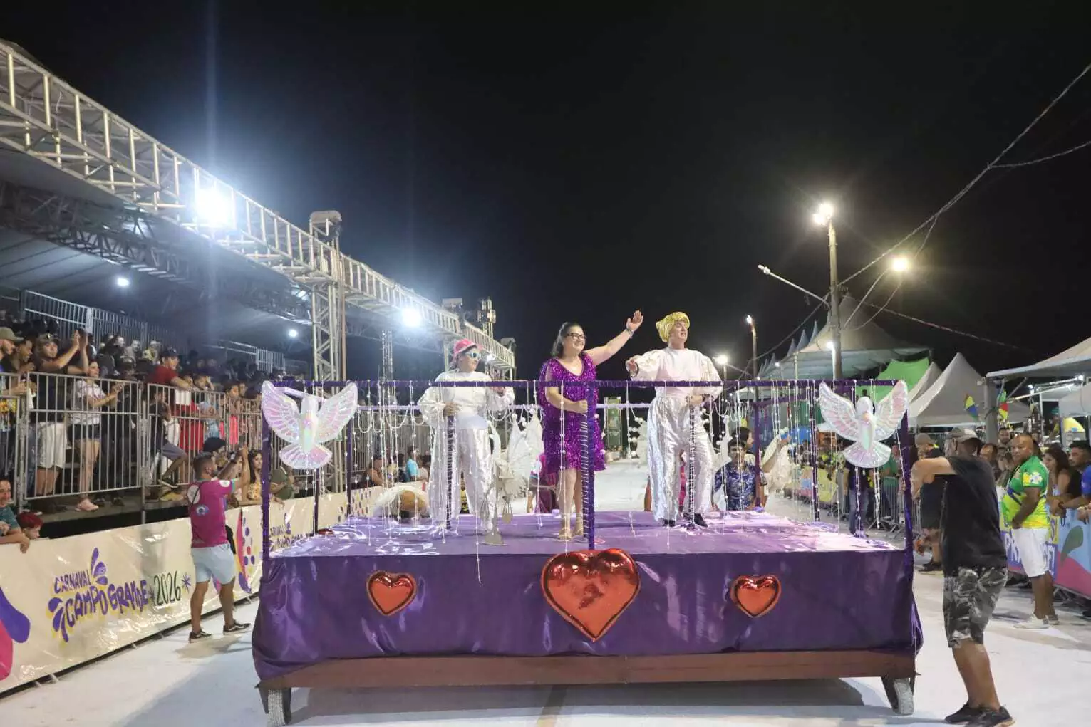 Primeira noite de desfile mistura homenagem, resistência e fantasia em Campo Grande Primeira noite de desfile mistura homenagem, resistência e fantasia em Campo Grande