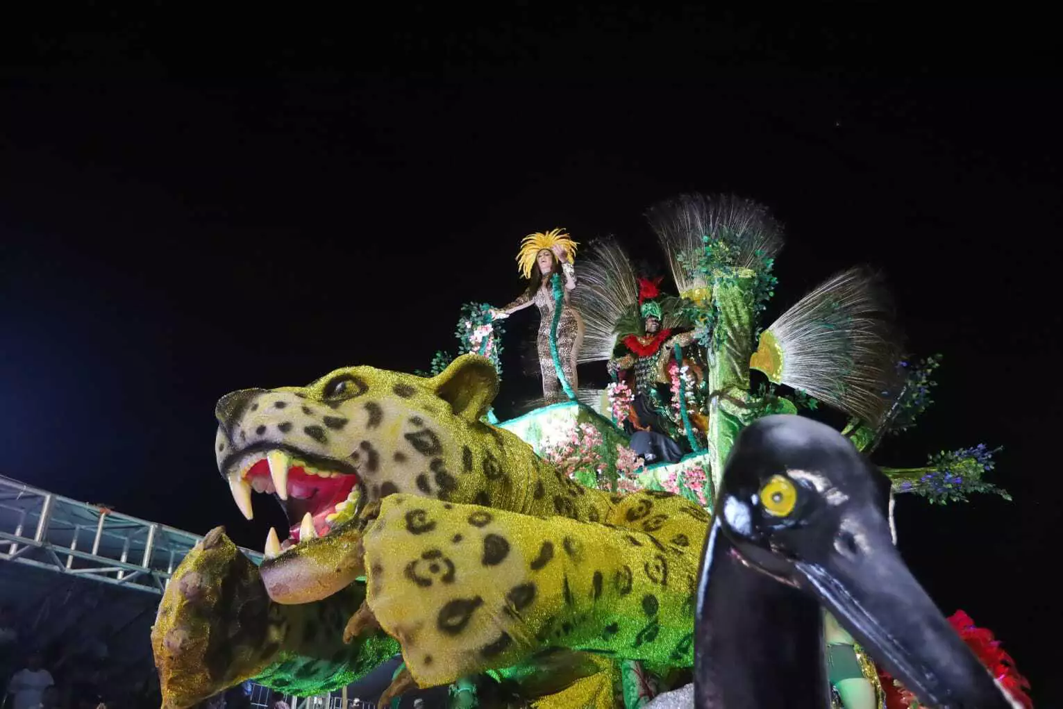 Primeira noite de desfile mistura homenagem, resistência e fantasia em Campo Grande Primeira noite de desfile mistura homenagem, resistência e fantasia em Campo Grande