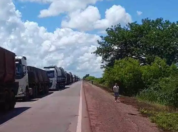 Carreta tomba, espalha minério em rodovia e causa congestionamento quilométrico Carreta tomba, espalha minério em rodovia e causa congestionamento quilométrico