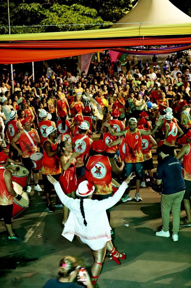 CarnaTrês 2026 encerra com festa, brilho dos blocos e avenida lotada em Três Lagoas CarnaTrês 2026 encerra com festa, brilho dos blocos e avenida lotada em Três Lagoas