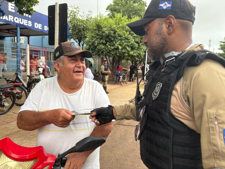 Departamento de Trânsito realiza ação “Volta às Aulas” em escolas do município