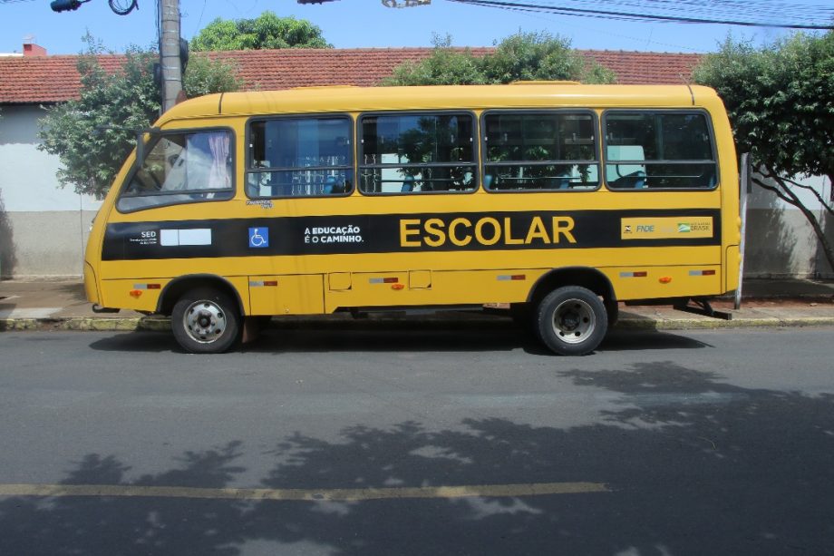 Prefeitura de Três Lagoas realiza entrega de micro-ônibus e alimentos para APAE