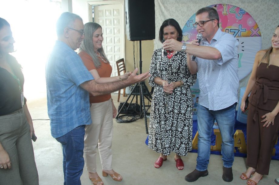 Prefeitura de Três Lagoas realiza entrega de micro-ônibus e alimentos para APAE