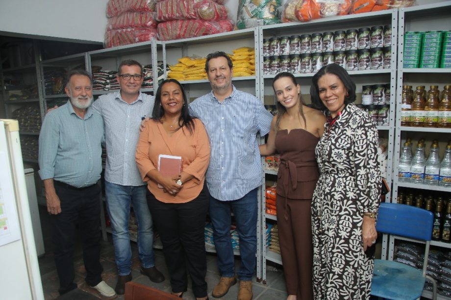 Prefeitura de Três Lagoas realiza entrega de micro-ônibus e alimentos para APAE