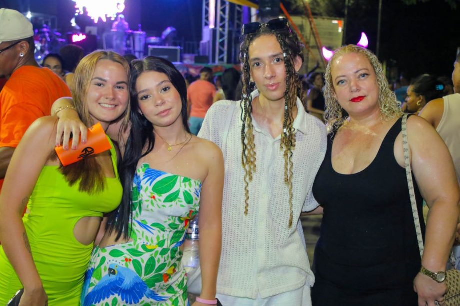 CarnaTrês 2026 encerra com festa, brilho dos blocos e avenida lotada em Três Lagoas CarnaTrês 2026 encerra com festa, brilho dos blocos e avenida lotada em Três Lagoas