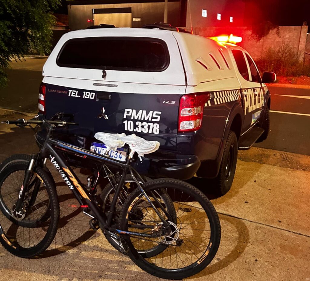 Homem com tornozeleira é preso após furtar bicicletas a poucos metros de igreja em Três Lagoas