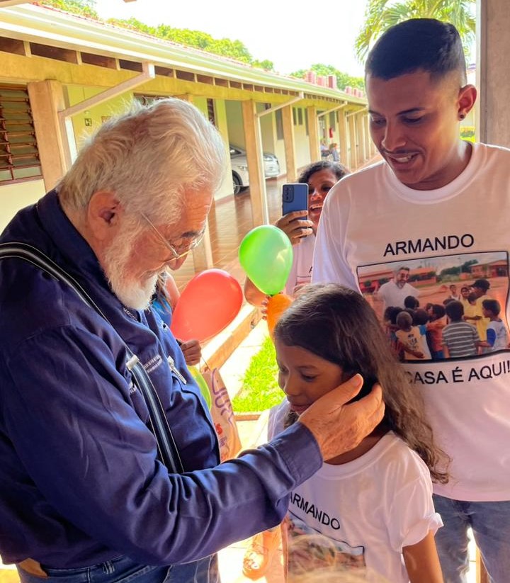 LAÇOS ETERNOS: gerações vencem a distância para rever o Mestre Armando