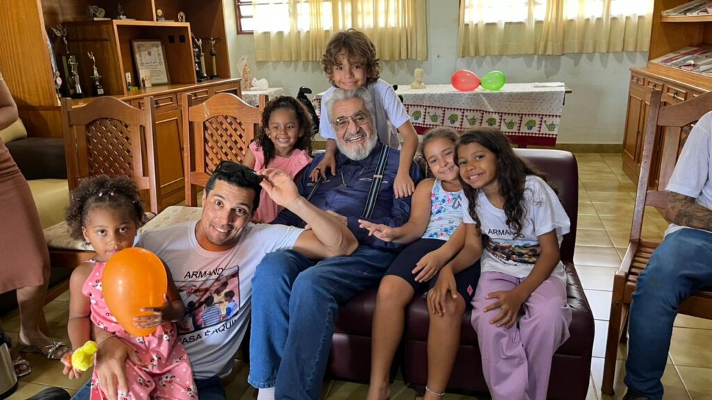 LAÇOS ETERNOS: gerações vencem a distância para rever o Mestre Armando