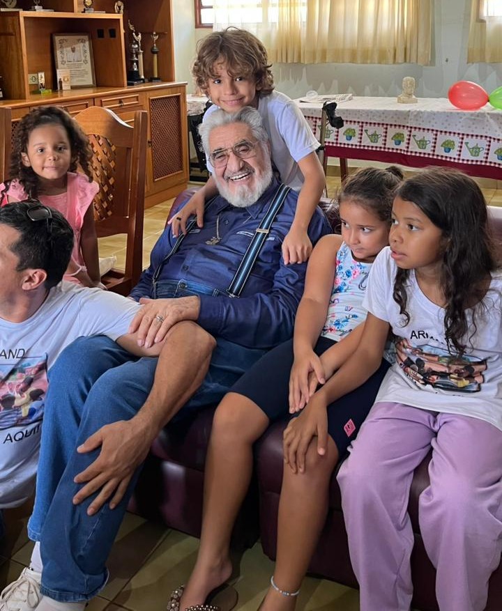 LAÇOS ETERNOS: gerações vencem a distância para rever o Mestre Armando