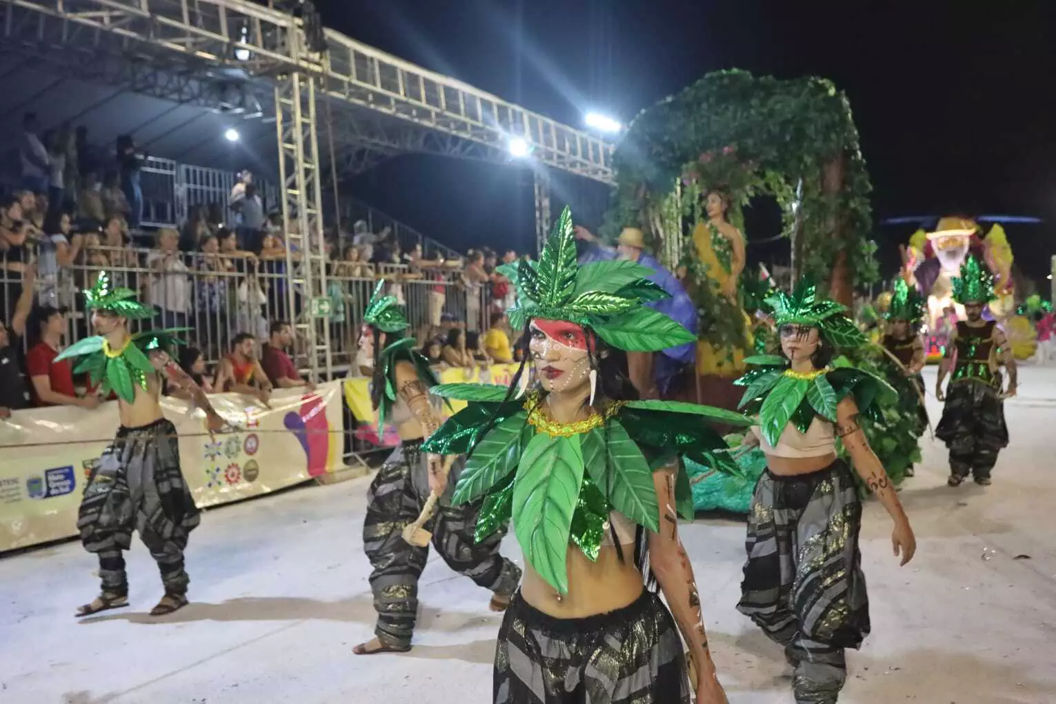 Primeira noite de desfile mistura homenagem, resistência e fantasia em Campo Grande Primeira noite de desfile mistura homenagem, resistência e fantasia em Campo Grande