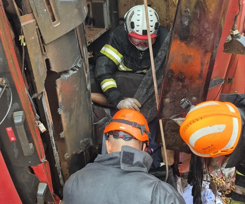 Motorista fica preso às ferragens após tombamento de carreta carregada com amendoim na MS-395