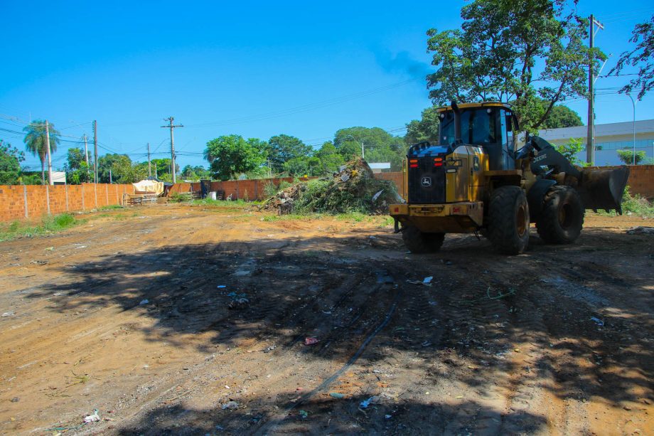 Prefeitura realiza ação integrada para reestruturação e limpeza de terrenos na região do Centro POP