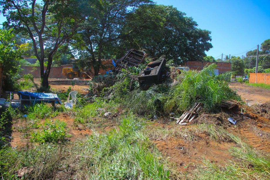 Prefeitura realiza ação integrada para reestruturação e limpeza de terrenos na região do Centro POP