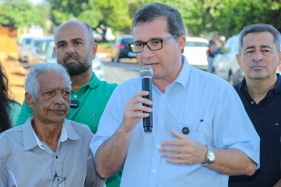 Prefeito dá seguimento às obras de pavimentação e drenagem e assina ordem de serviço no bairro Jardim Itamaraty