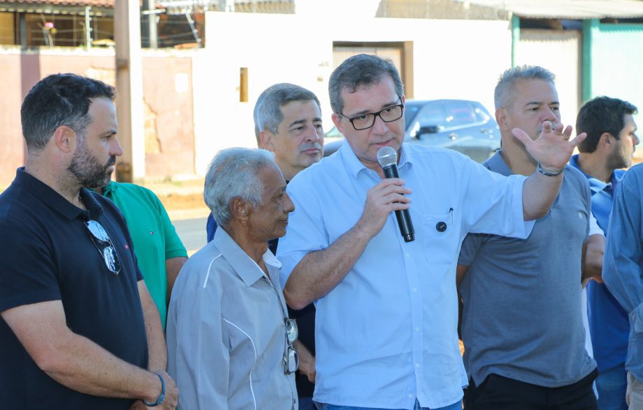 Prefeito dá seguimento às obras de pavimentação e drenagem e assina ordem de serviço no bairro Jardim Itamaraty
