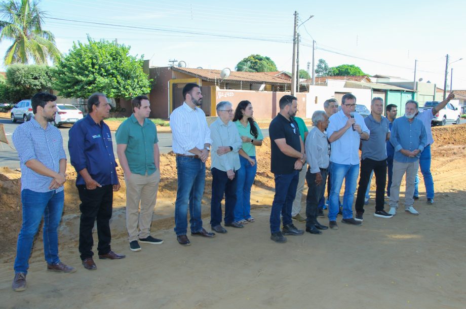 Prefeito dá seguimento às obras de pavimentação e drenagem e assina ordem de serviço no bairro Jardim Itamaraty