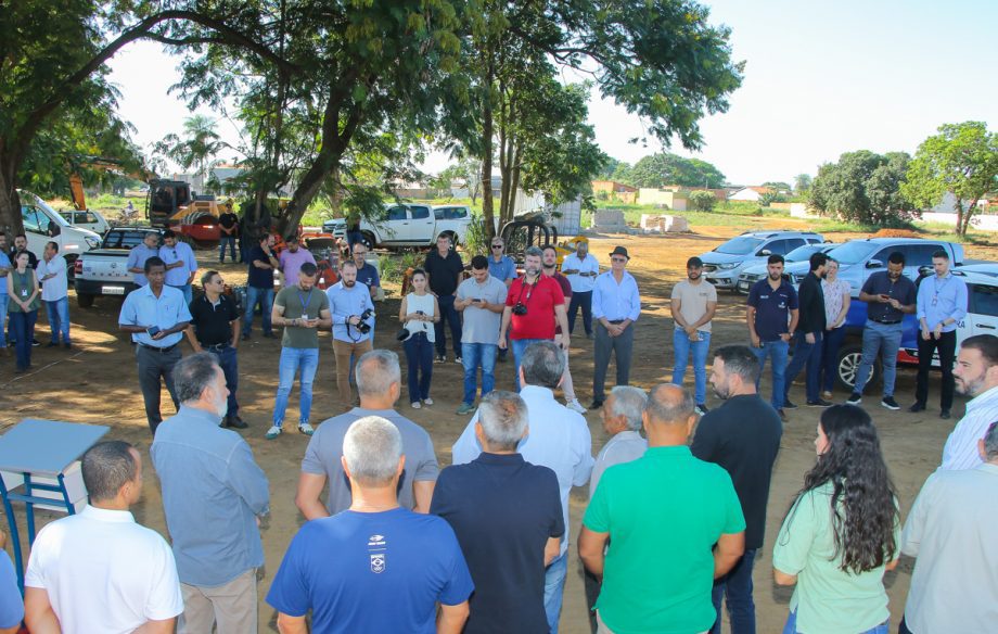Prefeito dá seguimento às obras de pavimentação e drenagem e assina ordem de serviço no bairro Jardim Itamaraty