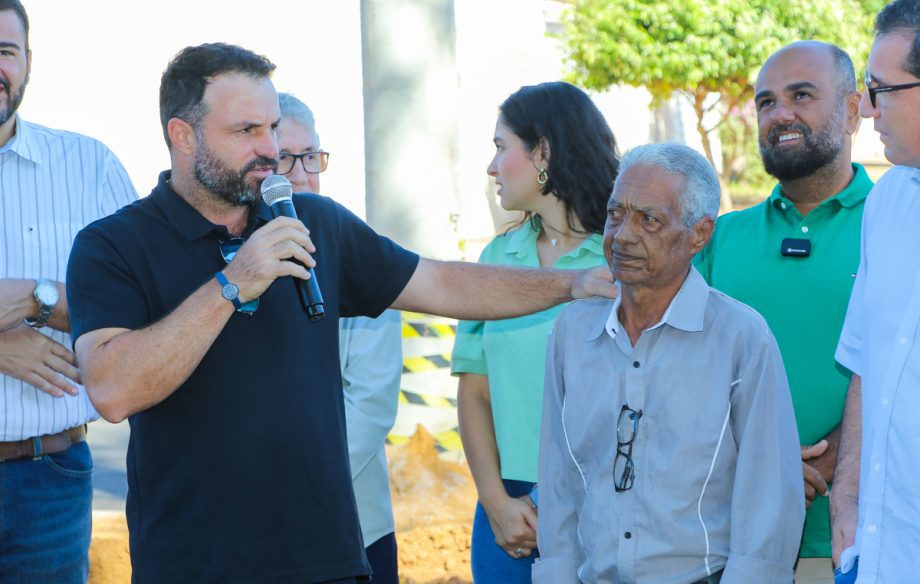 Prefeito dá seguimento às obras de pavimentação e drenagem e assina ordem de serviço no bairro Jardim Itamaraty