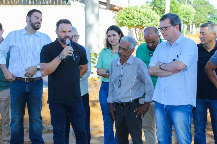Prefeito dá seguimento às obras de pavimentação e drenagem e assina ordem de serviço no bairro Jardim Itamaraty