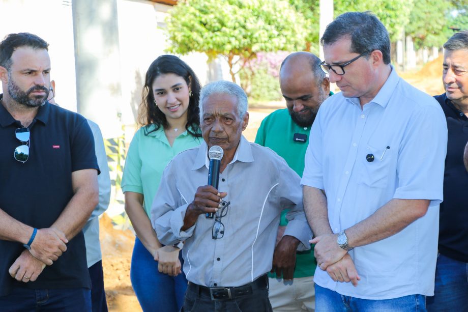 Prefeito dá seguimento às obras de pavimentação e drenagem e assina ordem de serviço no bairro Jardim Itamaraty